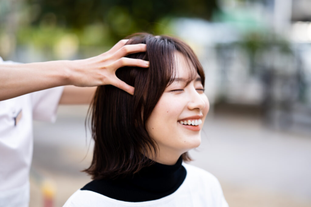 頭皮マッサージを気持ちよさげに受ける女性