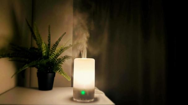 小さな白い加湿器で部屋の湿度を保っている